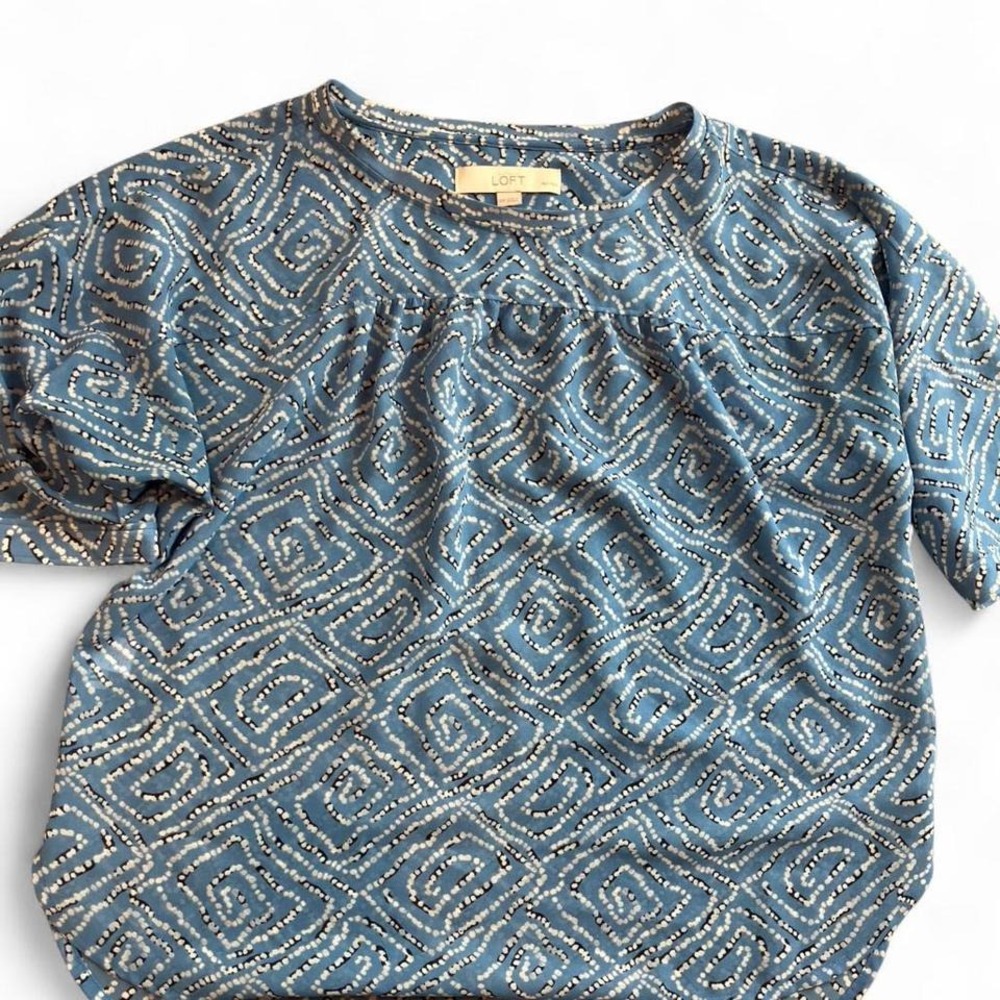 LOFT Blue and white geometric print blouse